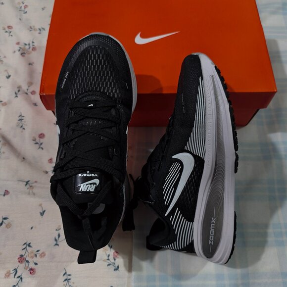 Nike Air Zoom Vomero 18 Road Running Shoes - Picture 1 of 8